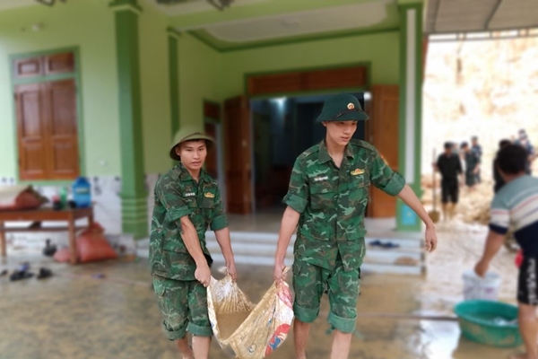 Đồn Biên phòng Phúc Sơn, Nghệ An giúp dân khắc phục hậu quả mưa lũ